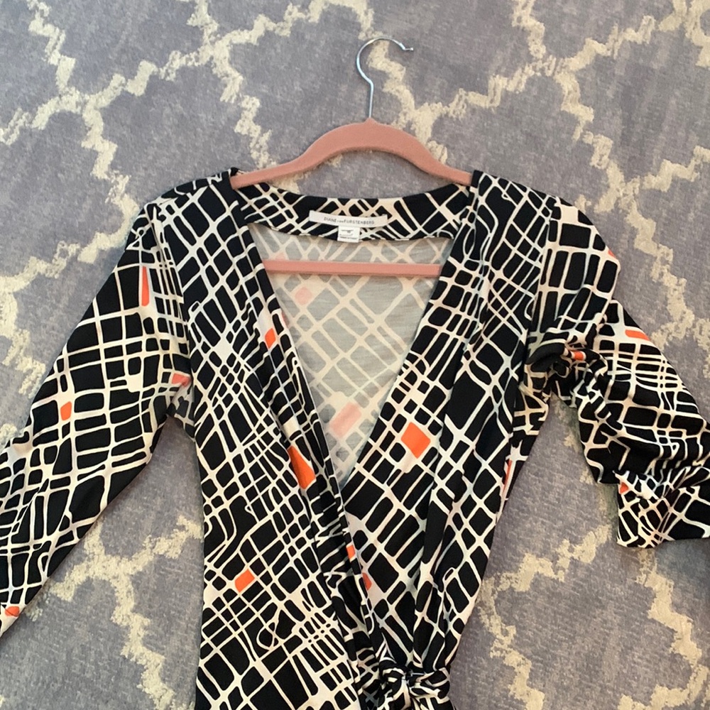 Diane Von Furstenberg 100% silk printed wrap dress Size 10